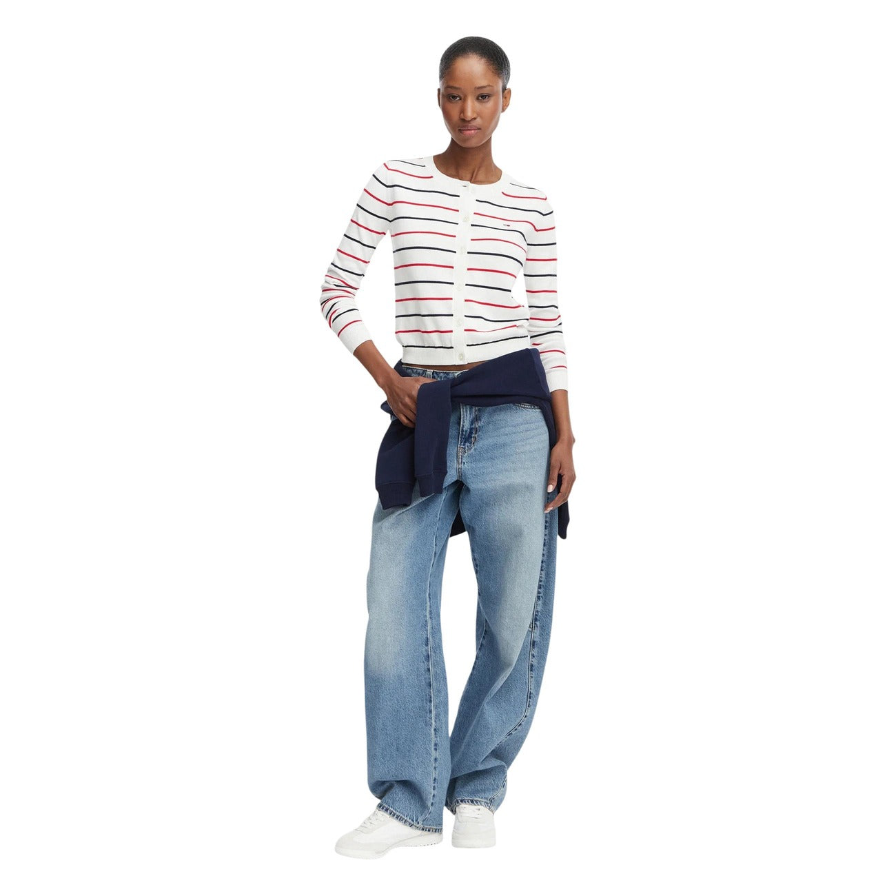 Cardigan Tommy Jeans donna bianco a righe DW0DW20976. Maglia aderente in 100% cotone biologico con girocollo, bottoni frontali e logo bandiera classico ricamato sul petto, abbigliamento donna autunno inverno.