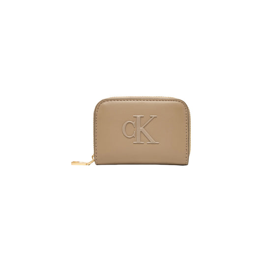 Portafoglio Mini Calvin Klein Bold; Beige. Chiusura zip-around dorata, logo CK in rilievo, scomparti interni multifunzione. Dimensioni micro (10x7 cm), stile minimal e raffinato 4 stagioni. Frontale 