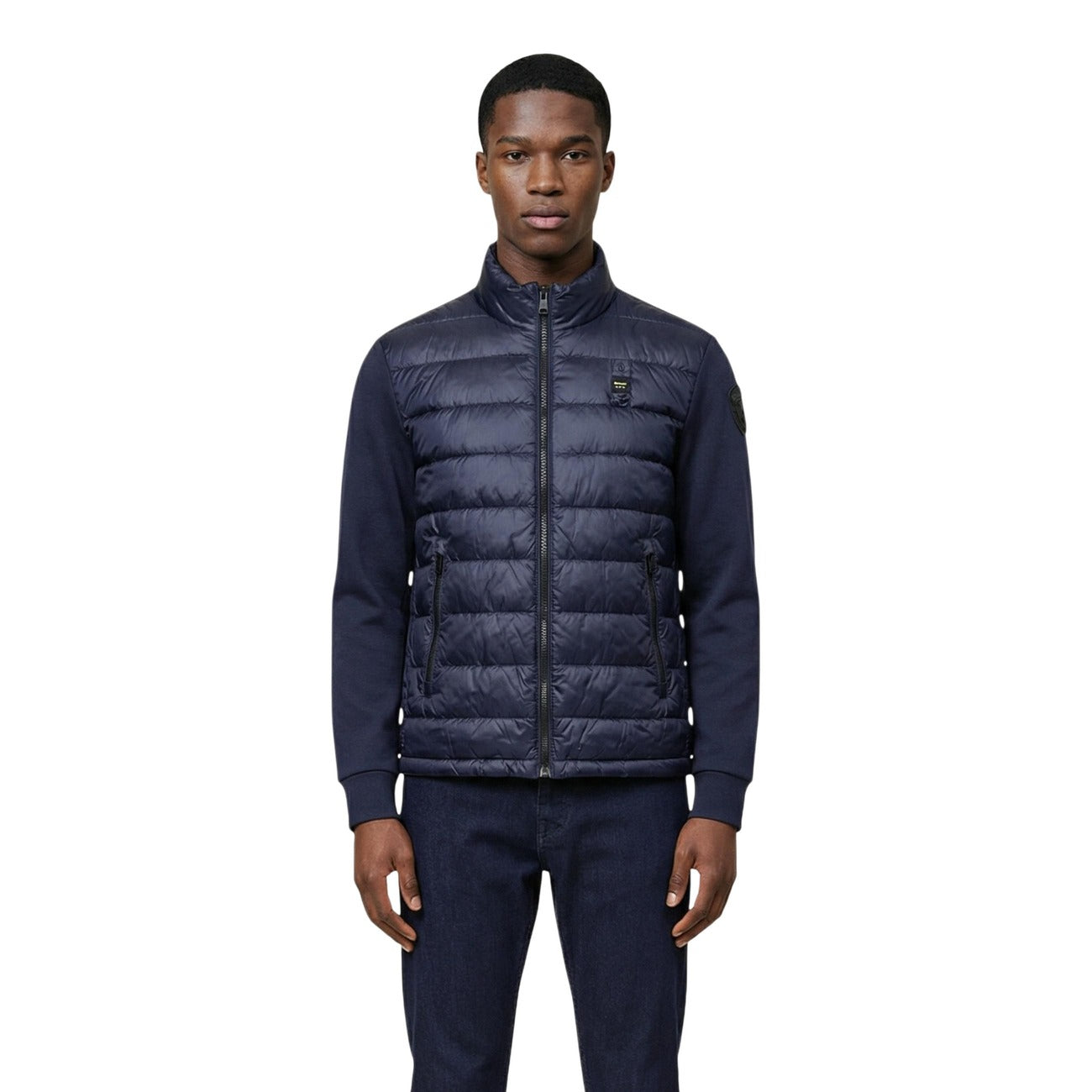 Giubbotto piumino blu navy da uomo Blauer HEBRON. Realizzato con una composizione di 75% poliammide, 23% poliestere e 2% elastam/lycra. trapuntatura orizzontale sul davanti e sulle maniche, una chiusura frontale full zip e due pratiche tasche laterali con zip. Vista frontale 