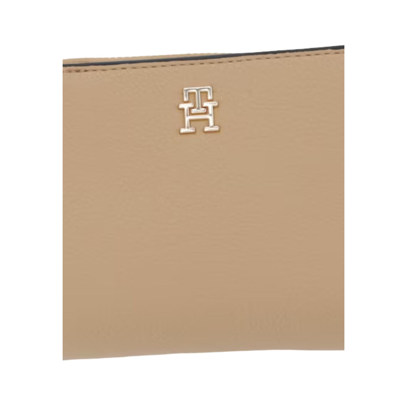 Portafoglio Compatto Donna Tommy Hilfiger; Beige. Finitura zigrinata, scomparto zip portamonete e sezione carte con bottone a pressione. Dettagli in metallo oro lucido e monogramma TH frontale. Misure micro e capienti (12x10 cm). Vista Dettaglio logo 