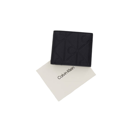 Portafoglio Uomo Calvin Klein XL Embossed; Nero. 100% Vera pelle con loghi incisi, chiusura esterna con zip, scomparti interni per tessere, banconote e tasca portamonete con cerniera. Stile casual-elegante 4 stagioni. Con scatola 