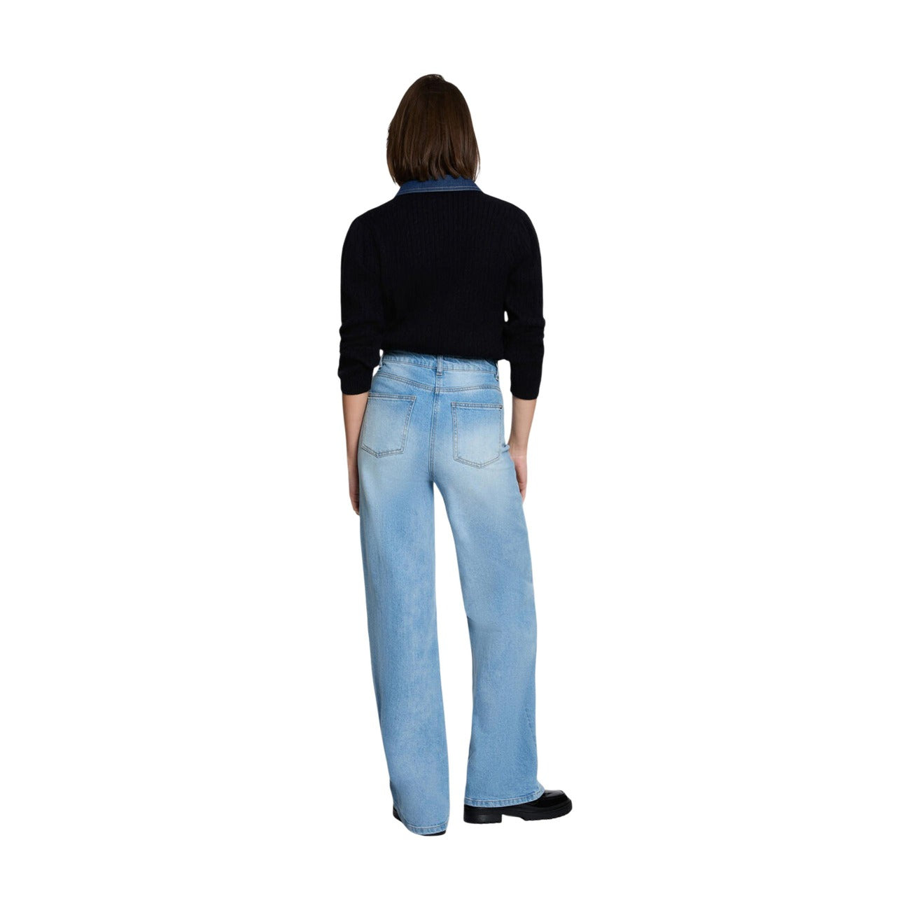 Maglione donna con colletto a revers Morgan De Toi 262-MROSALA. Maglia sottile aderente a maniche lunghe in poliestere e viscosa con bottoni frontali.