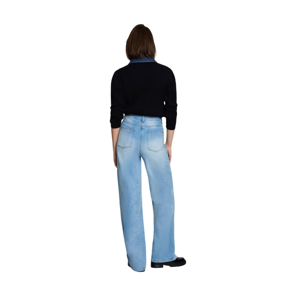 Maglione donna con colletto a revers Morgan De Toi 262-MROSALA. Maglia sottile aderente a maniche lunghe in poliestere e viscosa con bottoni frontali.