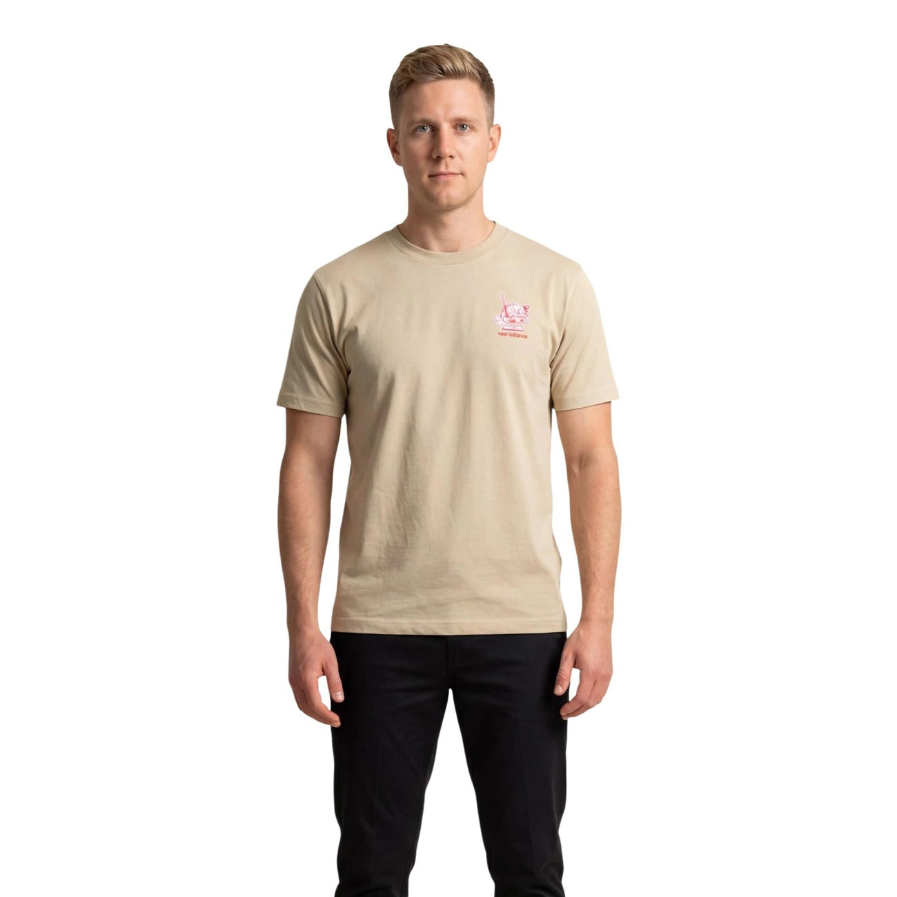 T-shirt uomo New Balance Ramen beige a maniche corte è realizzata in 100% cotone