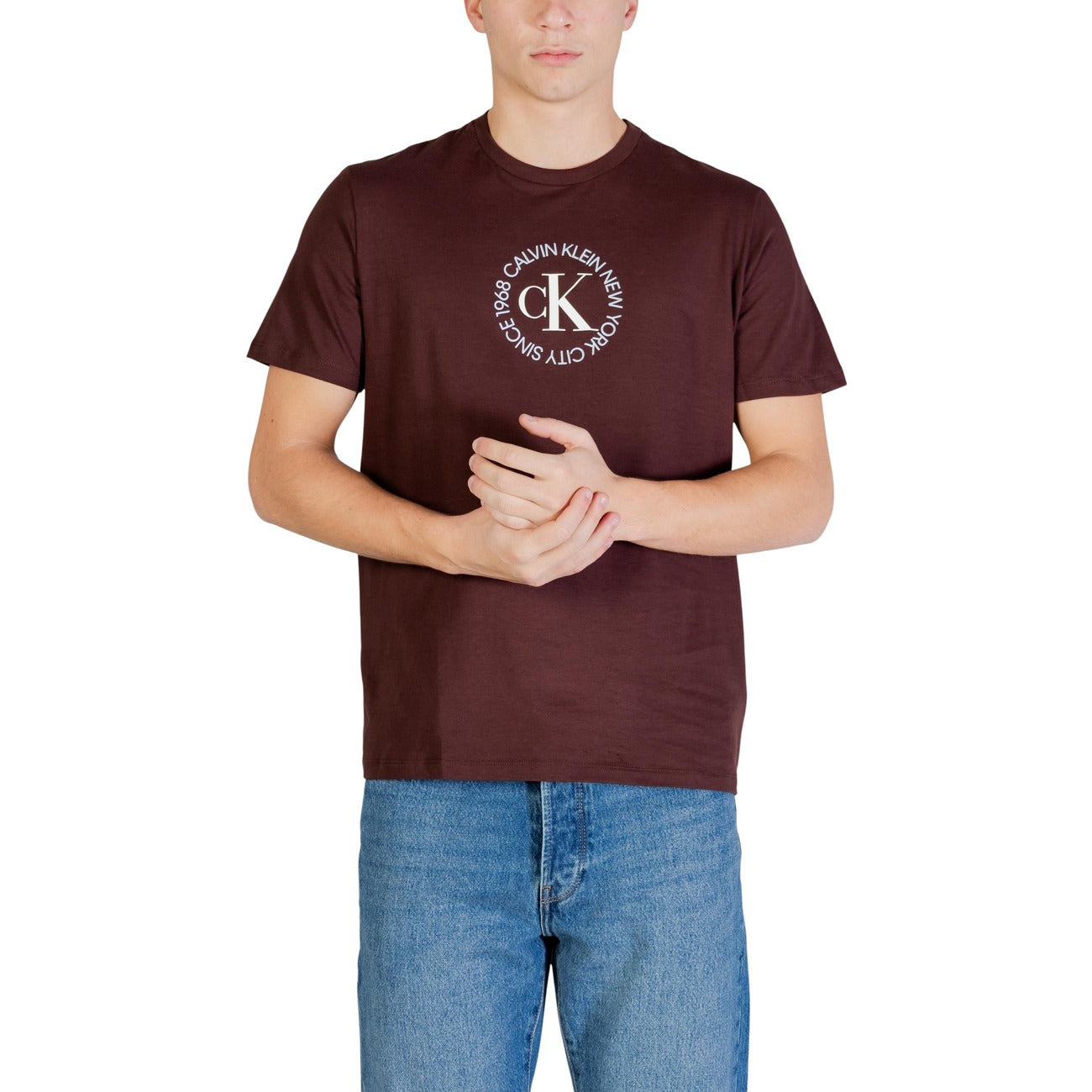 T-shirt CK Jeans Marrone; 100% Cotone. Grafica celebrativa NYC 1968 sul petto, regular fit, girocollo. Comfort naturale e stile heritage per la stagione primavera-estate. Frontale indossato da modello 