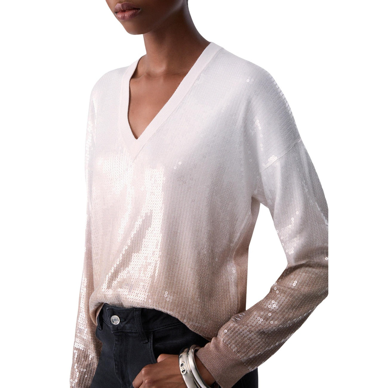 Maglione Liu Jo donna beige scollo V. Pullover elegante in sfumatura dégradé 80% viscosa con dettagli luminosi in paillettes ricamate e finiture a costine per l'autunno/inverno.