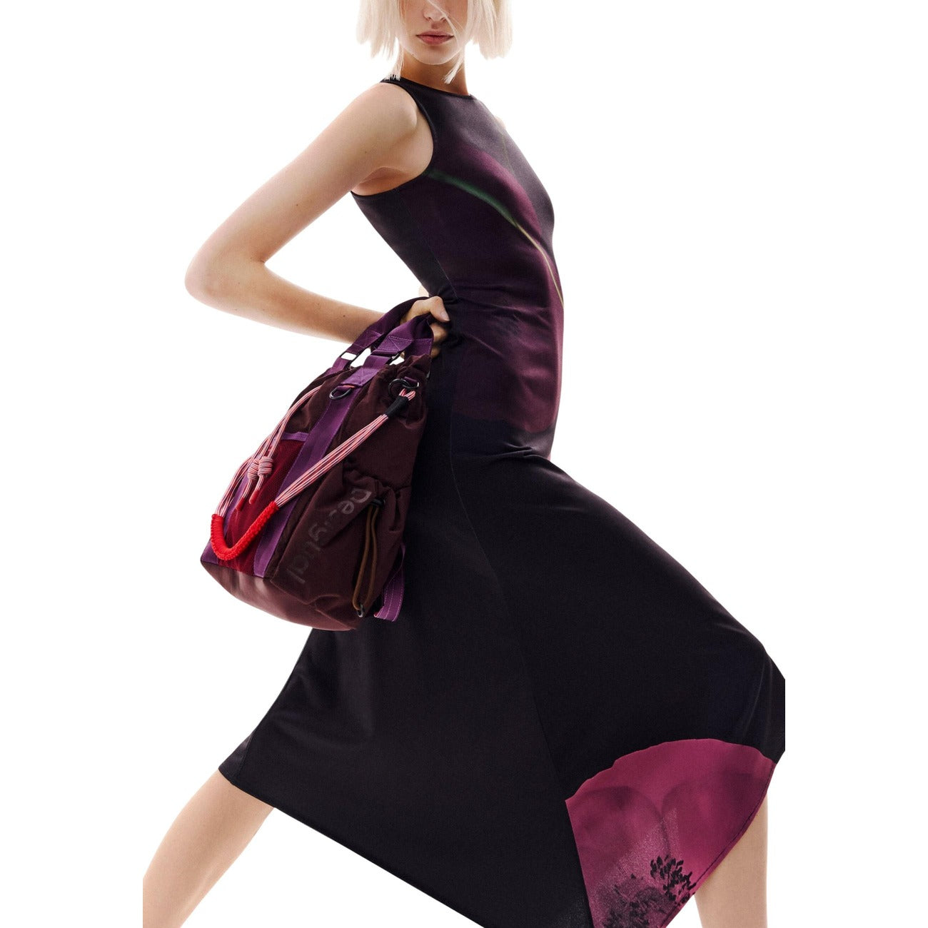 Abito Asimmetrico Desigual; Nero/Multicolore. 94% Poliestere, 6% Elastan. Senza maniche, stampa floreale laterale, chiusura con zip. Vestibilità fluida e leggera, stile SS26.