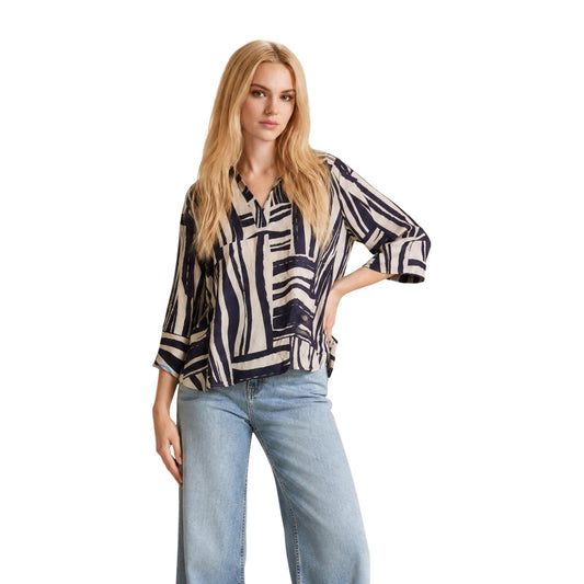 Camicia Blusa Donna Blu Jacqueline de Yong; Top fluido a maniche a tre quarti con scollo a V, colletto alla coreana e motivo grafico all-over. Taglio morbido arrotondato sul fondo, stile contemporaneo e leggero. Vista frontale 