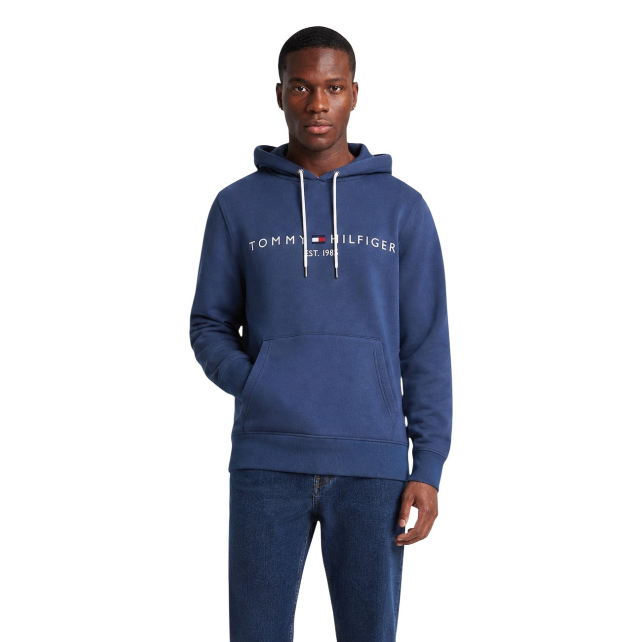 Felpa Tommy Hilfiger uomo con cappuccio e logo heritage. Felpa pesante in misto cotone con tasca a marsupio frontale, cappuccio con coulisse a contrasto e dettagli iconici del brand, abbigliamento uomo autunno inverno. Blu