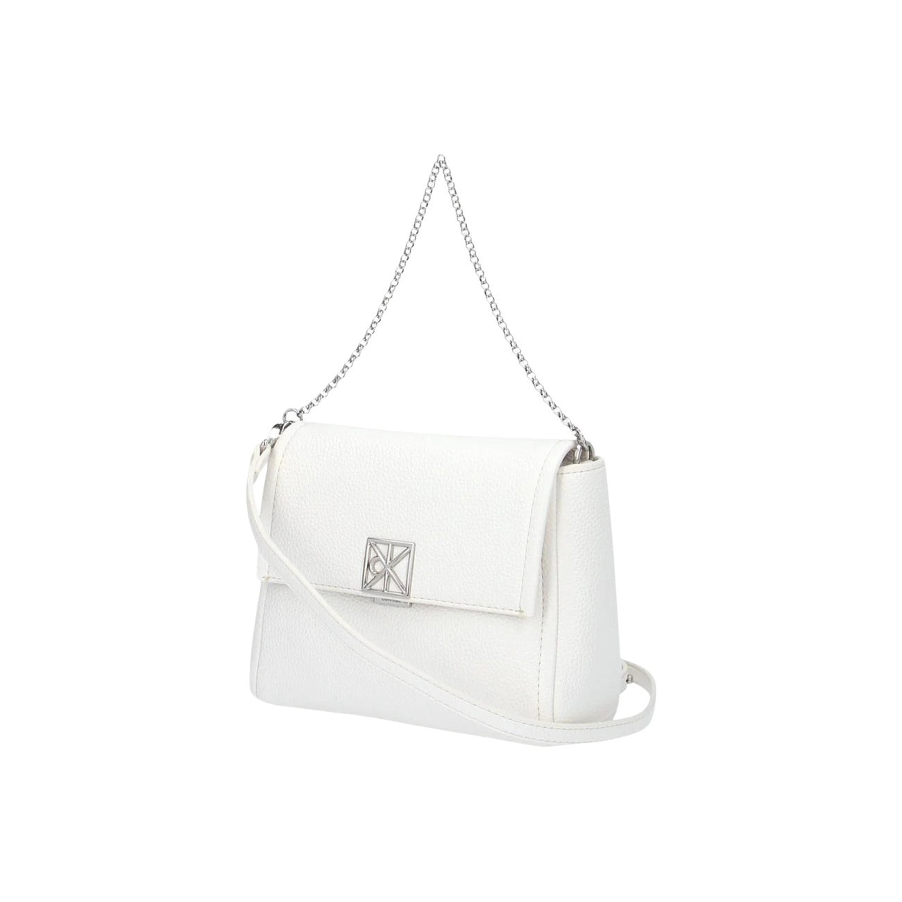 Calvin Klein Emblem Crossbody; 100% Poliuretano. Bianco effetto martellato, tracolla a catena, logo metallico. Borsa piccola elegante 14x5x5 cm, chiusura con zip.