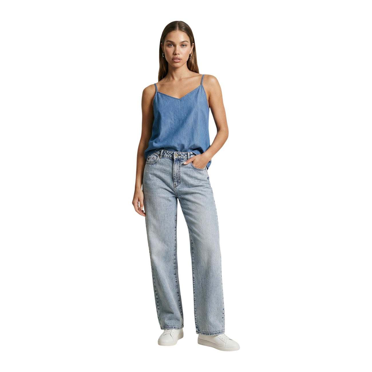Canotta Only Onlnova Blu; 100% Cotone. Scollo a V, spalline regolabili, vestibilità svasata. Top leggero estivo stile casual. Disponibile in blu tinta unita. Figura intera 