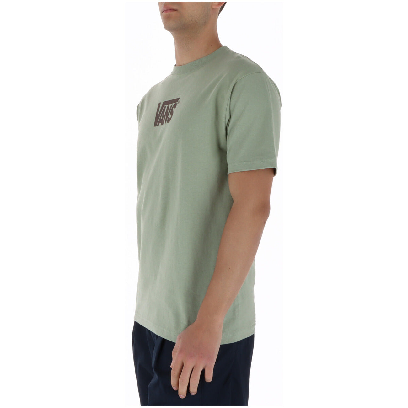 T-shirt Vans Uomo Verde; 100% Cotone. Vestibilità classica, maniche corte, girocollo. Logo stampato frontale, lavabile a macchina a 30°C. Stile streetwear autentico. Vista laterale 