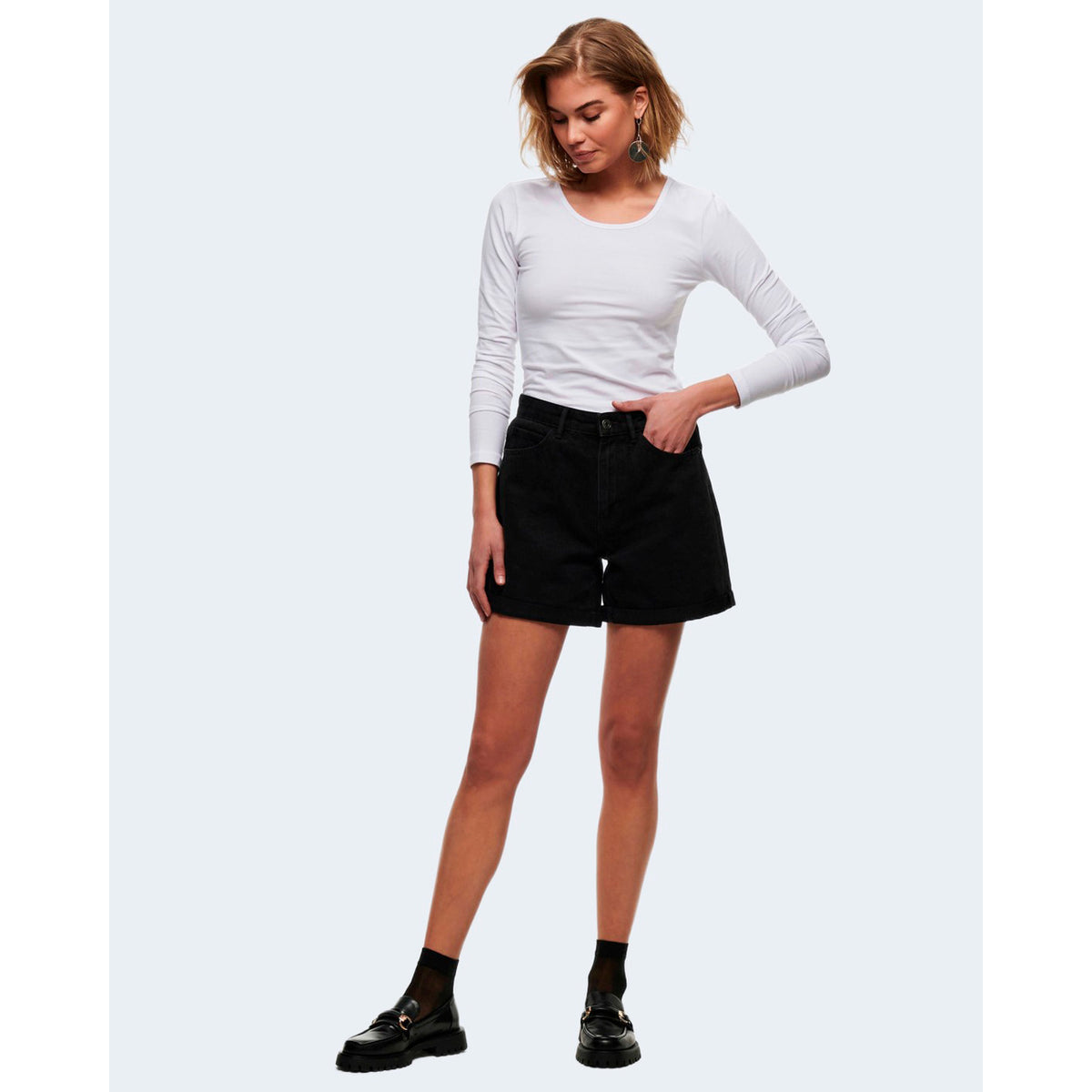 T-shirt manica lunga donna Only 15204712. Maglia paricollo stretch fit in cotone bianco e nero primavera estate.