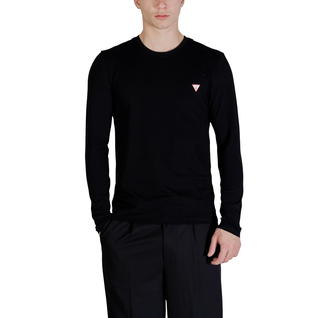 Guess LS Core Tee; 95% cotone, 5% elastan, logo discreto al petto. La t-shirt a maniche lunghe essenziale dal taglio contemporaneo. Colore nero. Vista frontale 