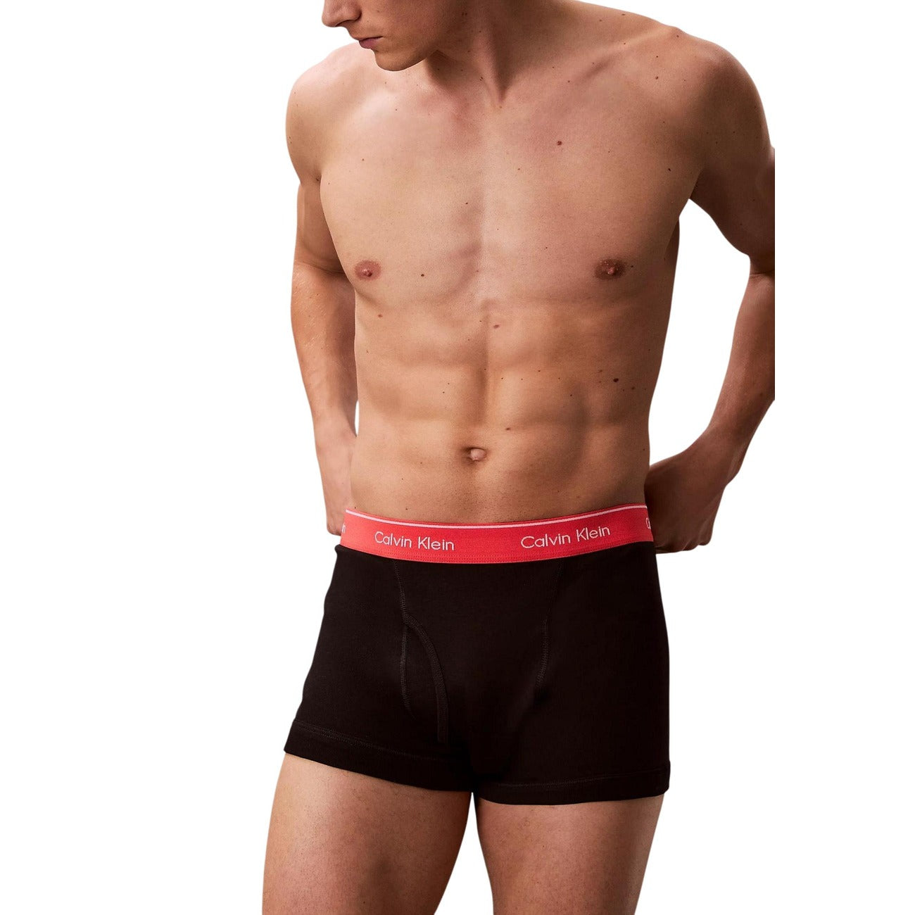 Pack 3 Boxer Trunk CK; Nero. 100% Cotone premium, fascia elastica logata, supporto ottimale. Design corto, traspirante e resistente. Un classico indispensabile per ogni stagione. Vista frontale 
