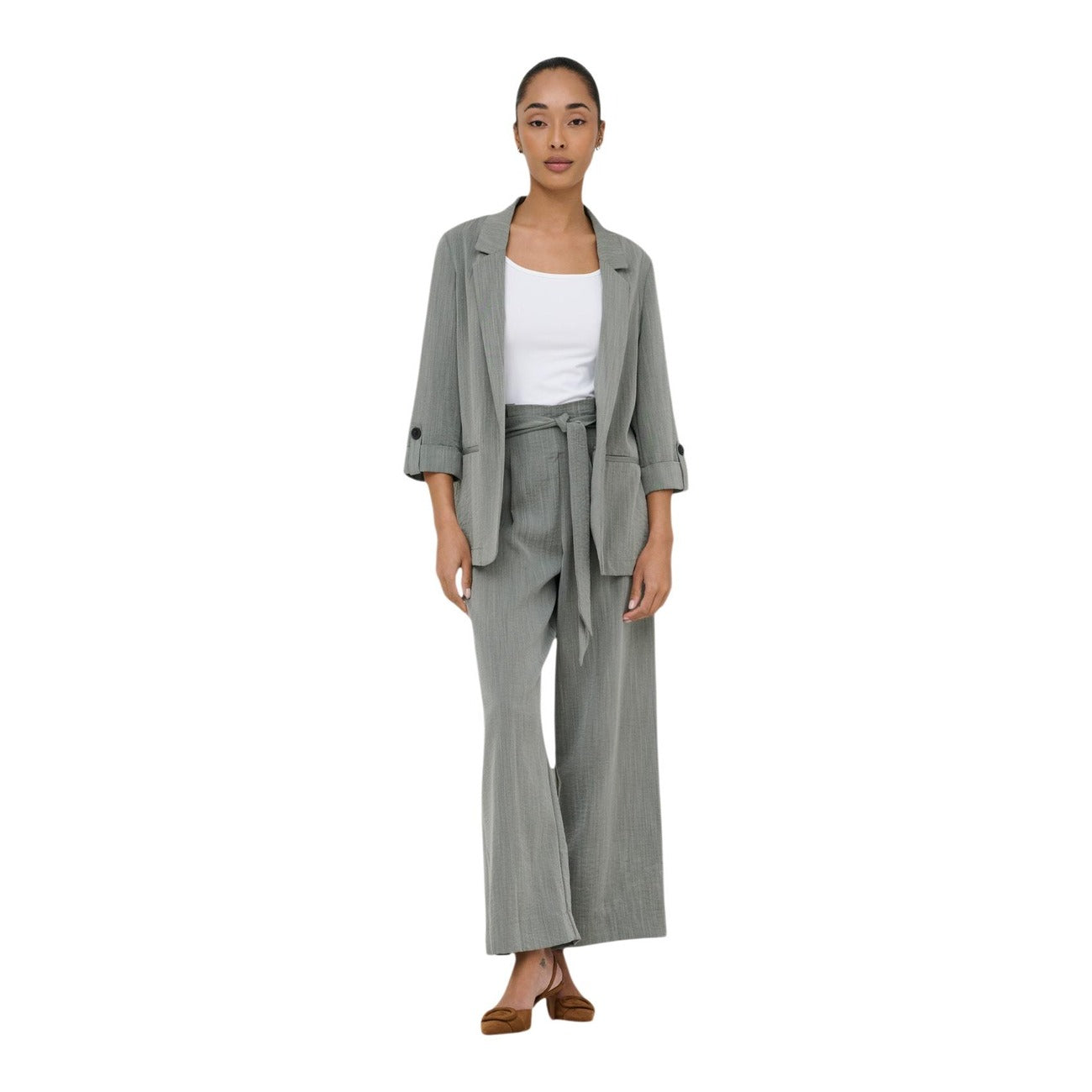 Blazer Only Onlmarsa; Grigio. 53% Viscosa, 35% Poliestere, 12% Nylon. Maniche 3/4, vestibilità regular, tessuto leggero. Perfetto per outfit casual-business 4 stagioni. Figura intera 