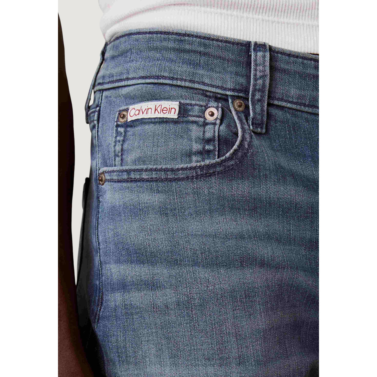 Jeans Tapered Calvin Klein; Blu. 70% Cotone, 29% Poliestere Riciclato, 1% Elastan. Vestibilità tapered (comoda sopra, stretta sotto), 5 tasche, chiusura con zip. Stile urban sostenibile. Dettaglio 