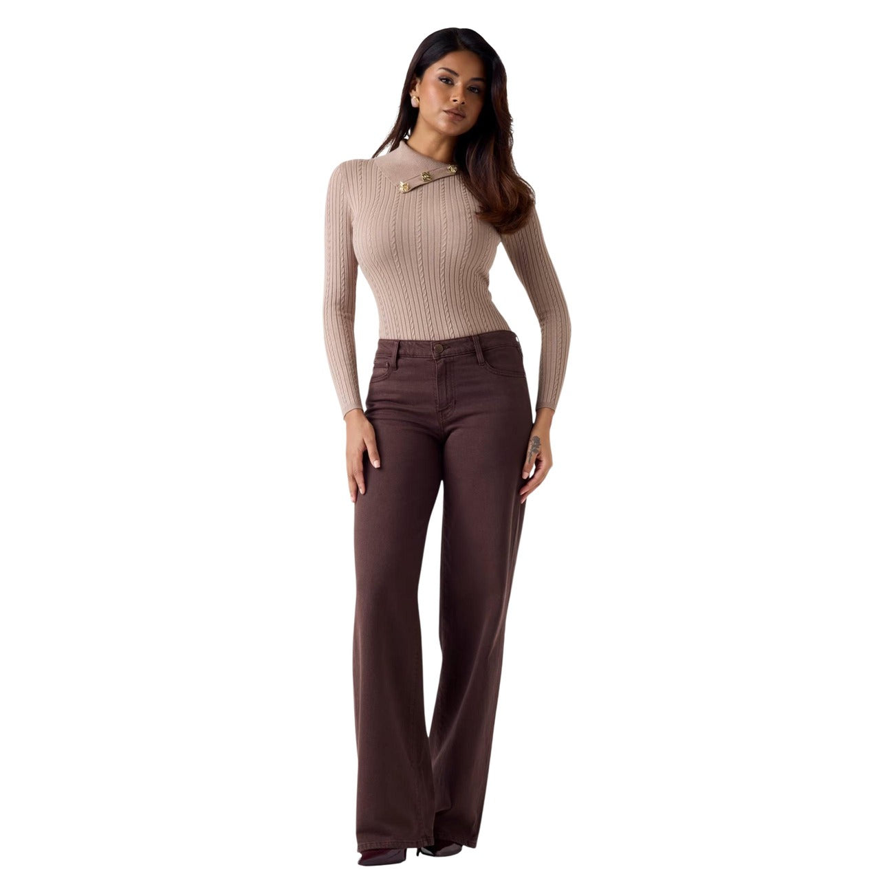 Jeans Guess Sexy Palazzo; Denim Stretch con TENCEL™ Modal. Wide Leg, vita bassa, 5 tasche. Jeans donna ecosostenibili dalla morbidezza superiore e vestibilità fluida. Colore marrone vista frontale figura intera 