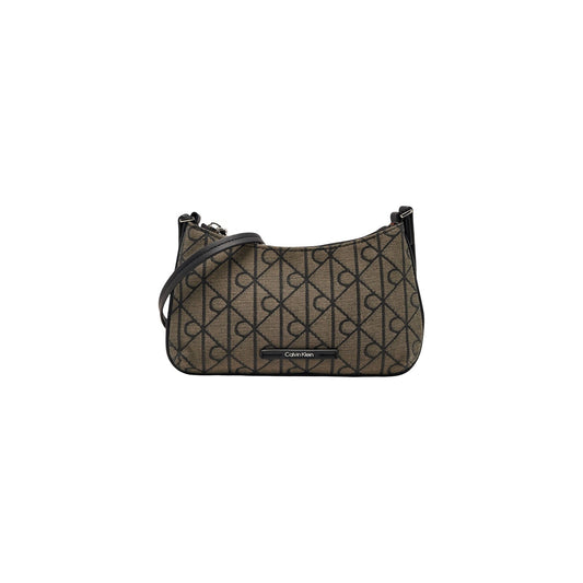 Borsa Mini Calvin Klein Jacquard; Nero. 100% Poliestere riciclato sostenibile, trama logata all-over intrecciata, chiusura con zip e tracolla regolabile. Dimensioni compatte e slanciate (23x14 cm), stile casual-luxury. Frontale 