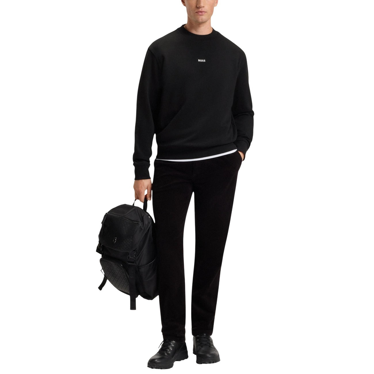 Felpa Boss uomo nera con maniche lunghe e scollo tondo - vista frontale figura intera indossata da modello