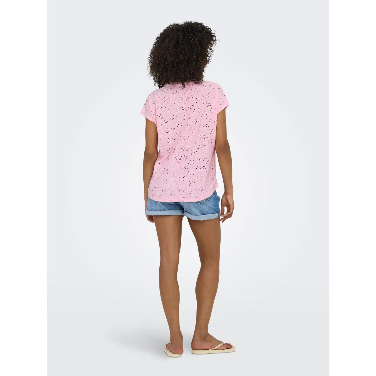 T-shirt Only donna rosa modello 15231005. Maglietta a maniche corte regular fit con scollo tondo, dettagli di pizzo e risvolto sulle maniche, top estivo casual e romantico della collezione primavera estate.