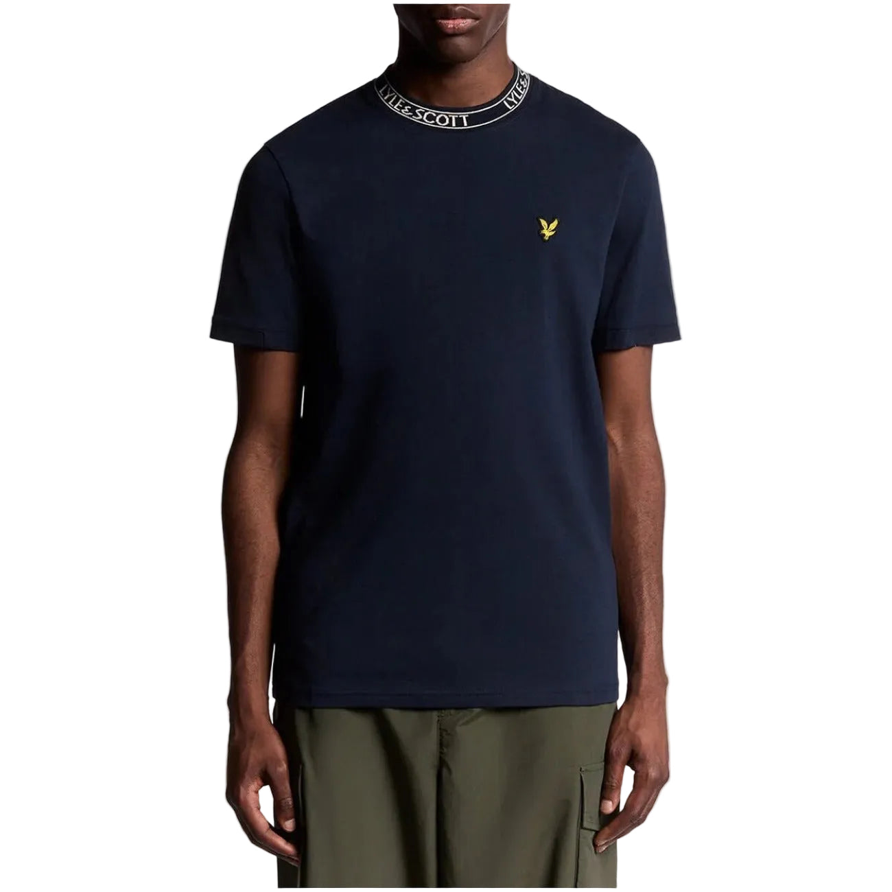 Lyle & Scott TS2329V; t-shirt blu scuro  in puro cotone di alta qualità. Vestibilità regular, stile scozzese iconico e massima durata nel tempo. Vista frontale 