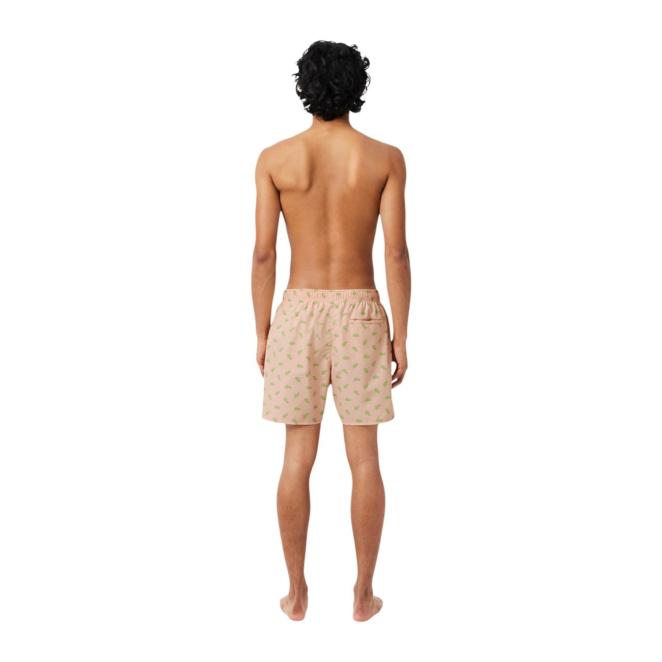 Costume Boxer Lacoste Rosa; Stampa Coccodrillo. 100% Poliestere riciclato, slip interno in mesh, vita regolabile. Tre tasche totali. Lunghezza 42 cm. Look estivo audace e sostenibile. Vista posteriore 