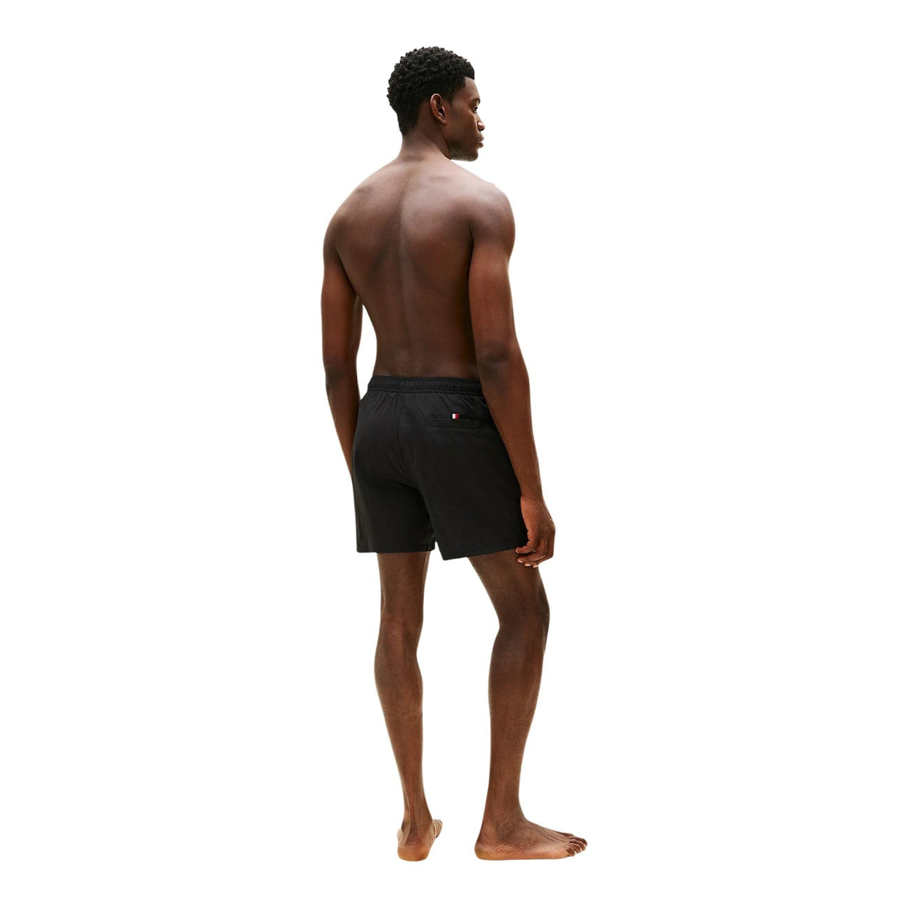 Costume Shorts Tommy Hilfiger; Nero. 100% Nylon. Lunghezza media (40,5 cm), chiusura con lacci, tasca laterale con zip. Dettagli iconici e logo ricamato, lavabile a 30°C. Posteriore 