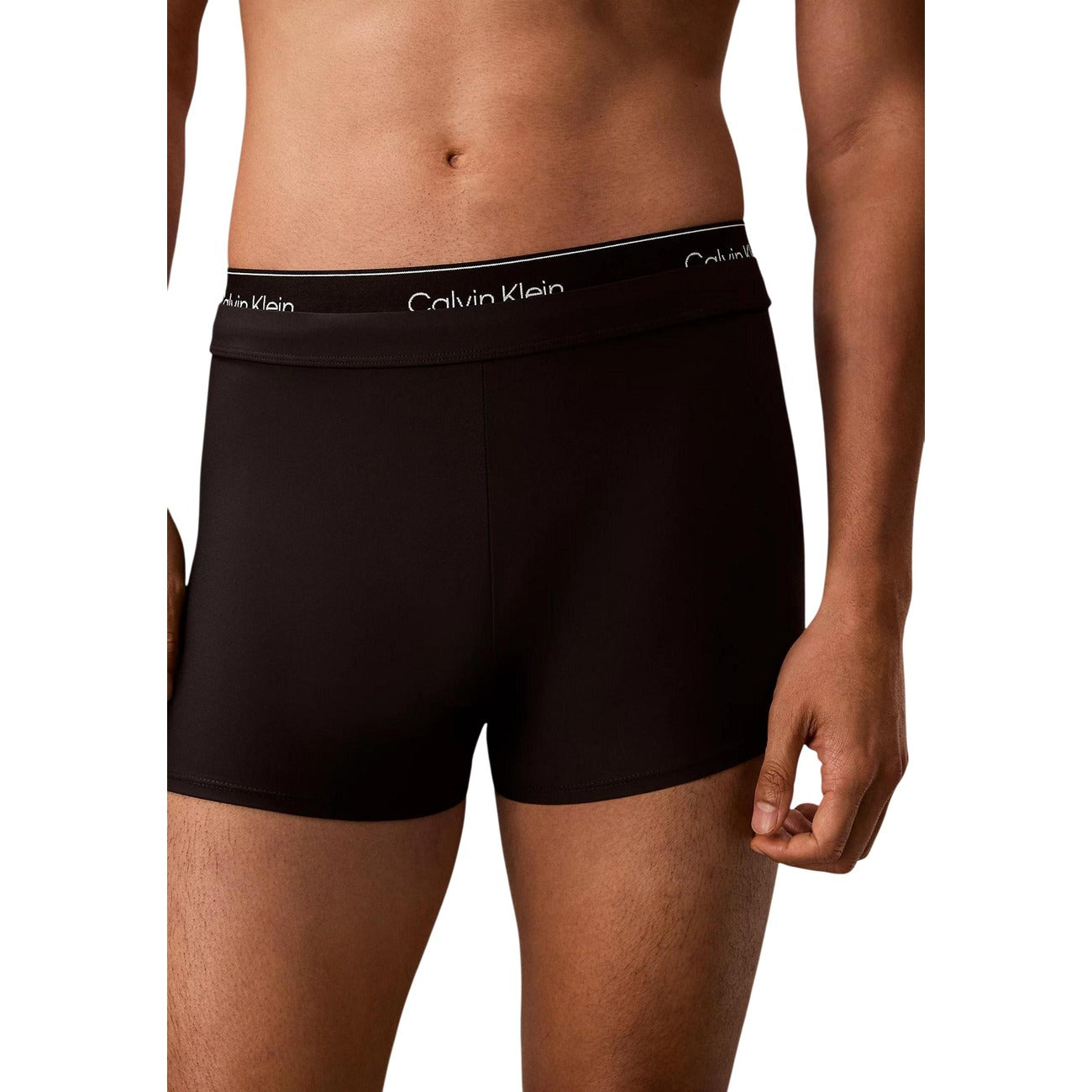 Slip Mare Calvin Klein Vita Media; Nero. Jersey di nylon elasticizzato "Quick Dry". Doppia fascia logata tono su tono, interamente foderato, tessuto anti-umidità