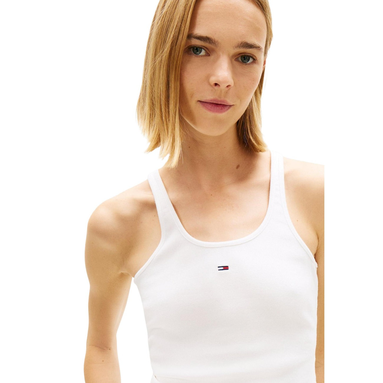 Canotta Tommy Hilfiger Jeans; Bianco, 96% Cotone Rigenerato. Tessuto a coste stretch, vestibilità aderente, logo ricamato. Capo leggero, sostenibile e traspirante. Stile Primavera/Estate. 
