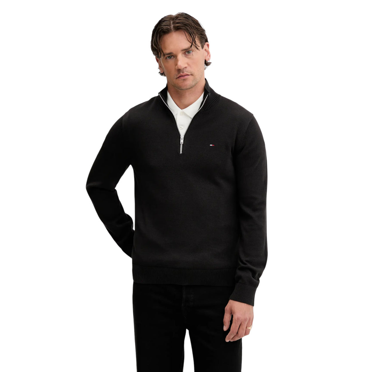 Maglia Mezza Zip Nera Uomo Tommy Hilfiger Jeans; 100% cotone organico ecosostenibile. Collo alto regolabile con cerniera, maniche lunghe e polsini a costine. Piccolo logo ricamato sul petto, stile casual mezza stagione. Vista frontale 