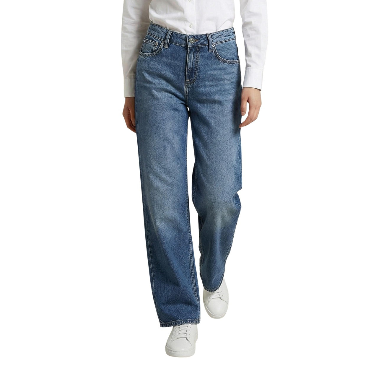 Jeans Guess Baggy; 55% Cotone, 45% Lyocell. Vita bassa, gamba ampia, cinque tasche. Jeans donna leggeri e traspiranti dal fit rilassato e contemporaneo. Vista frontale 