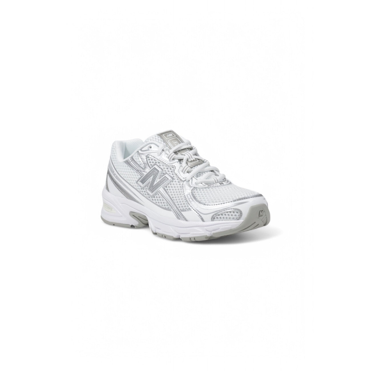 sneaker New Balance 740 nel colore bianco e argento. Questa scarpa unisce elementi retrò e modernità, con una silhouette dinamica ispirata al running degli anni 2000 Vista frontale 