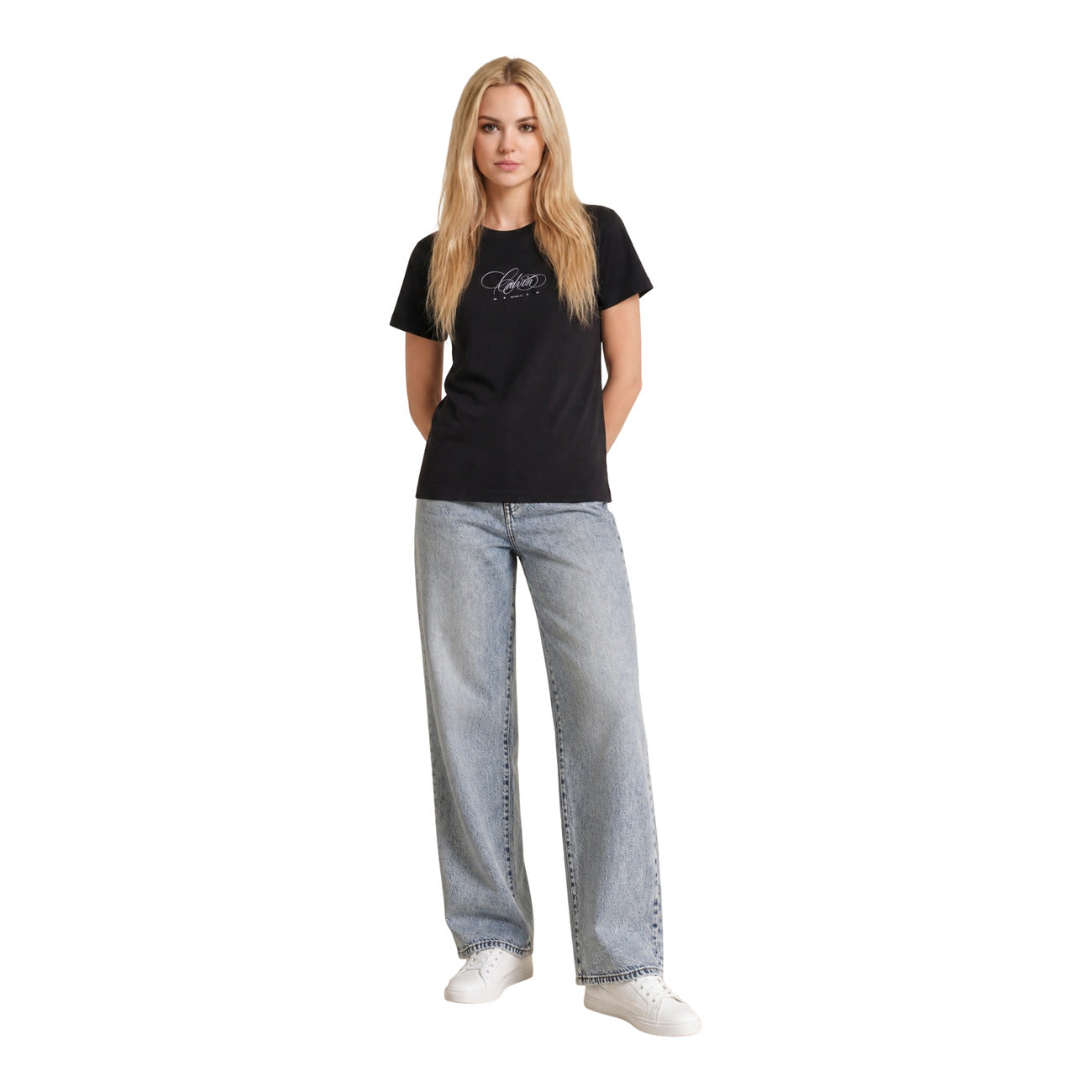 T-shirt Donna Nera Calvin Klein Jeans; 100% Cotone. Taglio classico regolare, maniche corte e scollo tondo. Stampa frontale con raffinata grafia logo a contrasto, tessuto leggero stile casual-urban. Figura intera frontale 