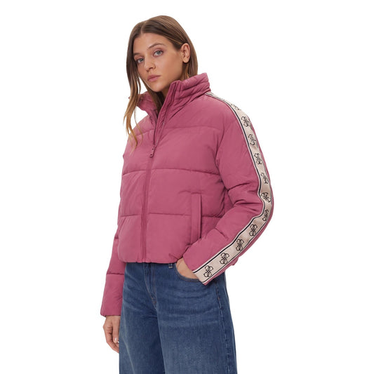 Piumino rosa magenta donna GUESS Active V5BL11 WGYC2. Giambotto trapuntato pesante in poliestere con bande logate sulle maniche, collo alto e zip integrale.