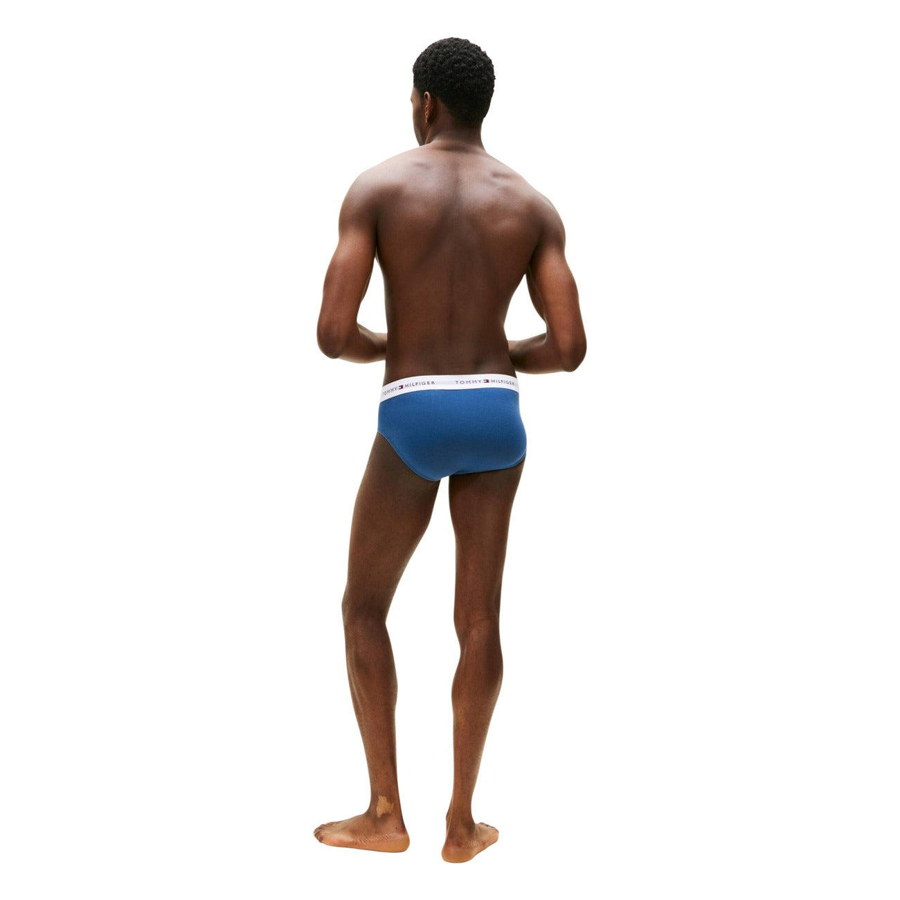 Pack 3 Slip Tommy Hilfiger; 1 Nero + 2 Blu. 95% Cotone Rigenerato, elastico logato a contrasto, vestibilità stretch. Biancheria intima eco-responsabile, traspirante e resistente. Vista posteriore 