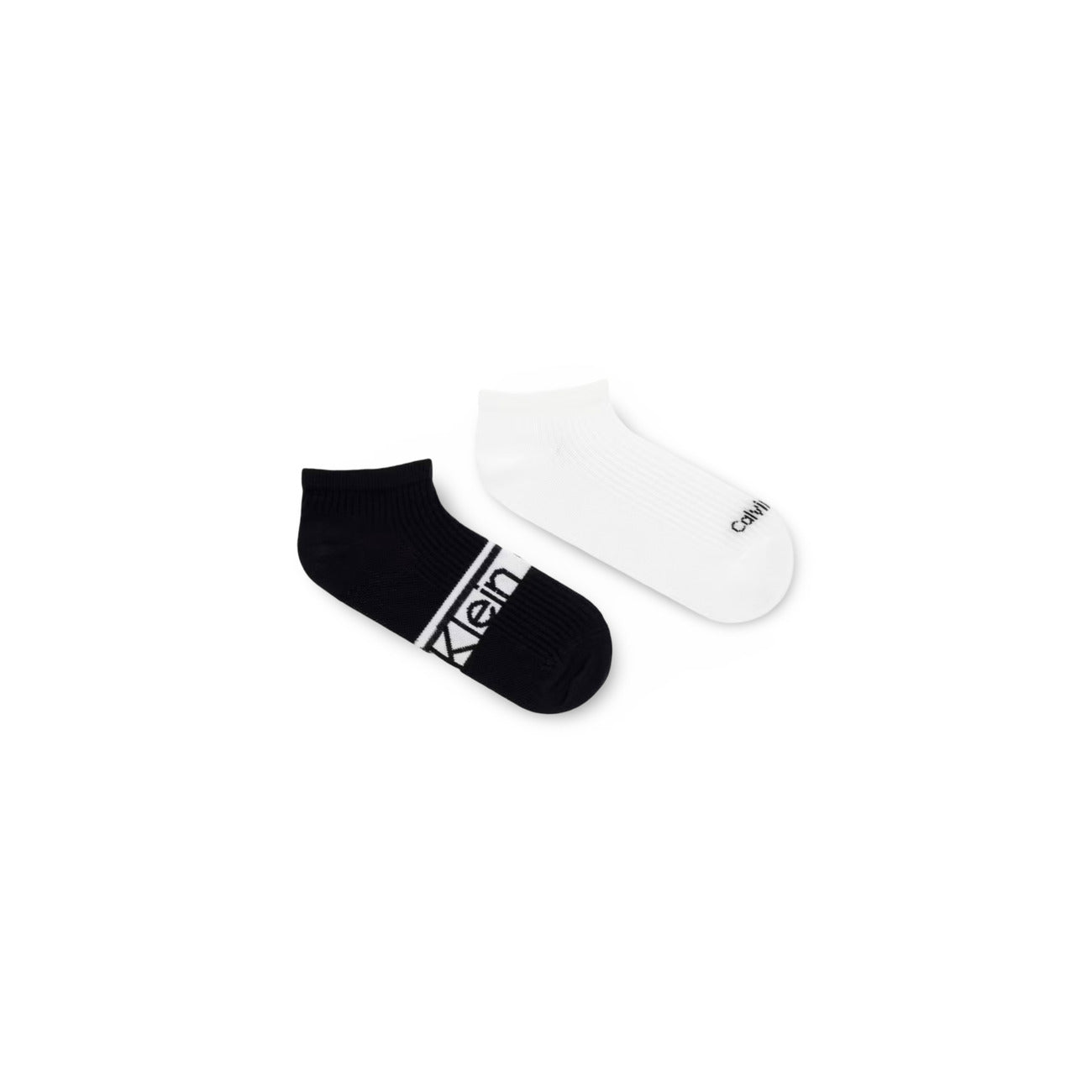 Pack 2 Paia Calzini Sneaker CK Jeans; Nero e bianco. 59% Cotone, 38% Poliammide, 3% Elastam. Logo a contrasto sulla fascia, taglio basso, tessuto tecnico-morbido anti-usura.