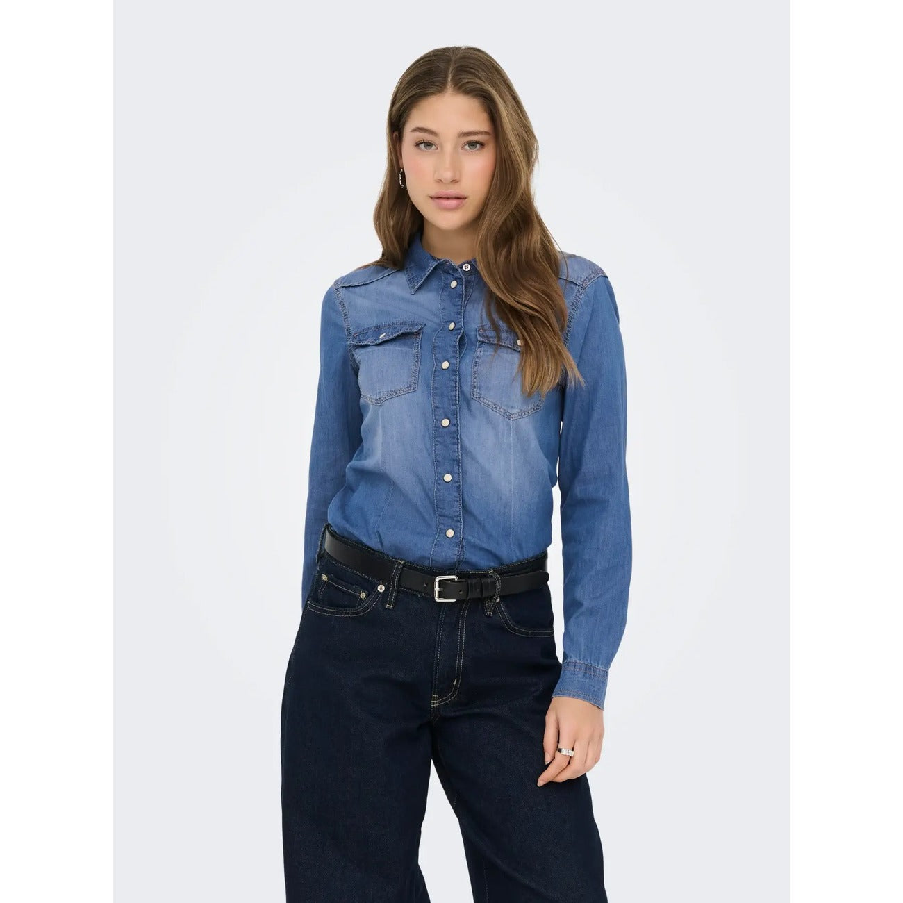 Camicia jeans corta Only donna 15315185. Camicia di jeans a maniche lunghe in puro cotone blu e medio con bottoni automatici, taschini sul petto e taglio corto, giacca camicia denim estiva Primavera/Estate Only.