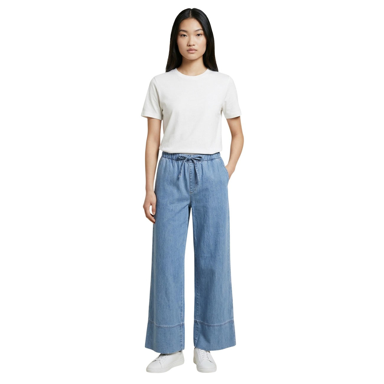 Jeans Only Onlleola; 100% Cotone. Vita elastica con stringa, gamba dritta ampia, fit relaxed. Denim donna traspirante, versatile e di tendenza per la PE26.