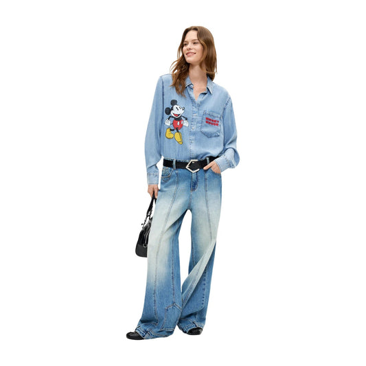 Camicia Desigual donna jeans Mickey Mouse CAM MICKEY. Camicia in denim di cotone blu a manica lunga con stampa Topolino Disney, taschino e bottoni frontali, abbigliamento donna autunno inverno.