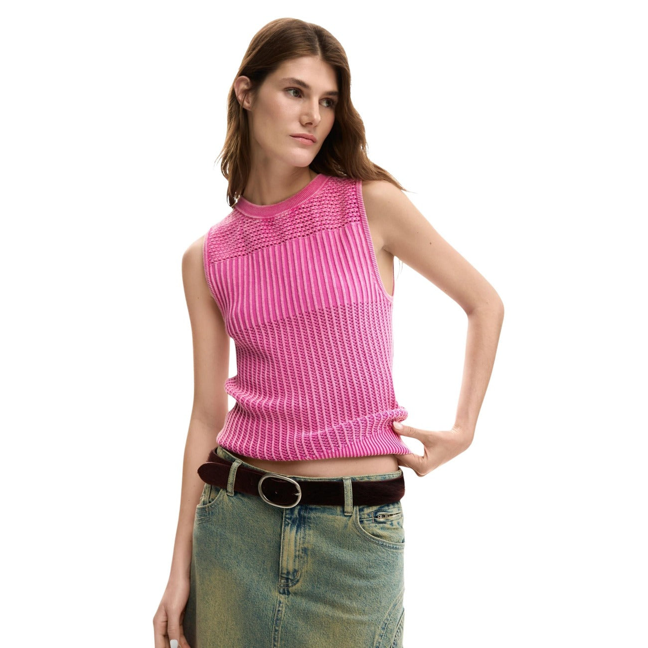  canotta rosa fucsia da donna Desigual TS_ROMA. Realizzata con una composizione di 81% cotone e 19% poliammide. senza maniche e lavorazione a maglia con motivi a coste e dettagli traforati