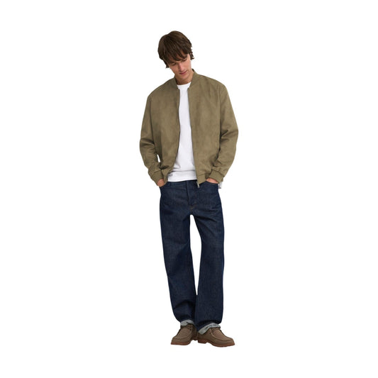 Giacca bomber uomo Only & Sons camoscio oliva teak 22027463. Giubbino scamosciato mezza stagione in 100% poliestere con colletto da baseball, cerniera e fodera interna.