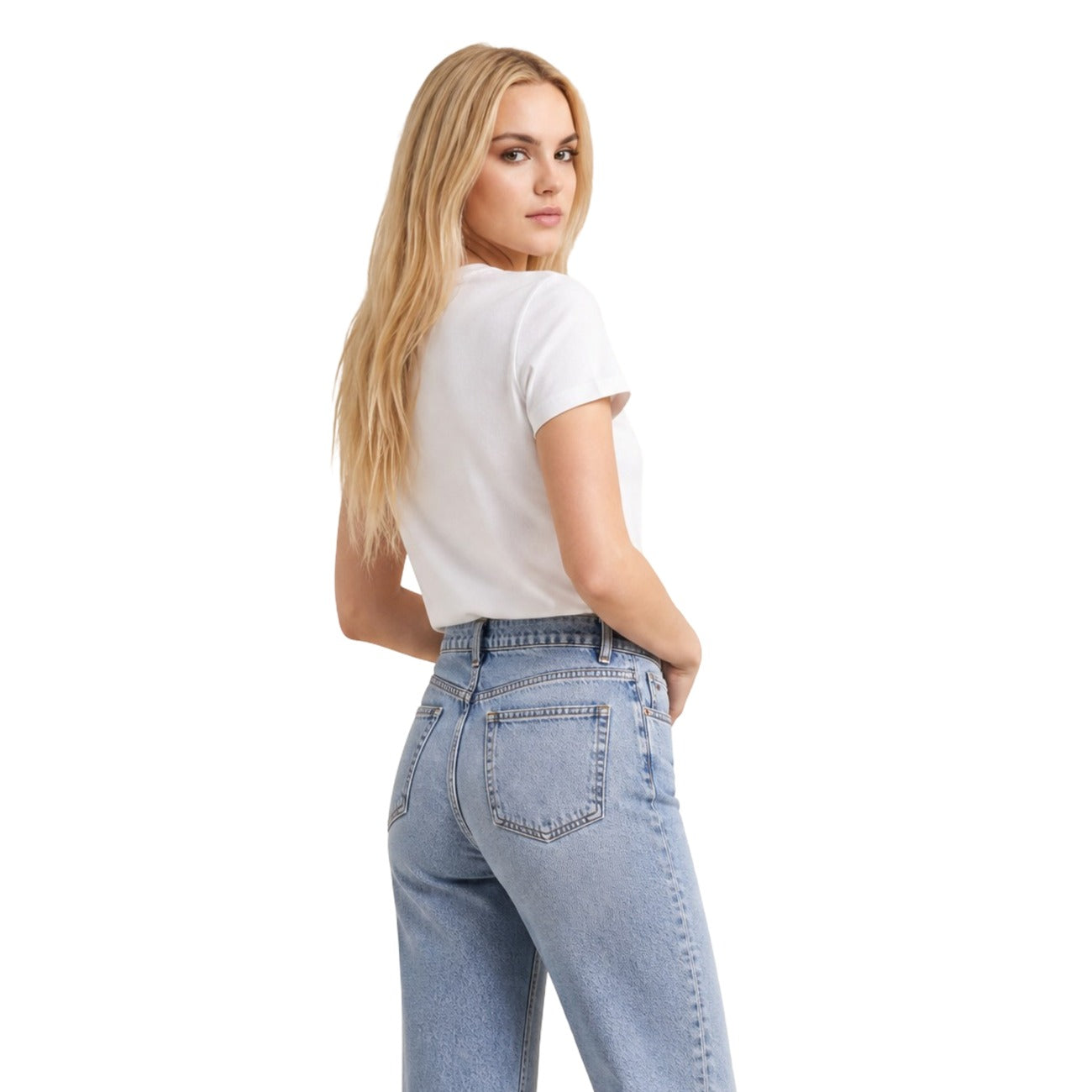 T-shirt Donna Bianca Calvin Klein Jeans; 100% Cotone. Taglio regular fit, maniche corte e scollo tondo. Stampa frontale nera logo 'Est. 1968 New York City', tessuto leggero stile casual-urban. Vista posteriore 