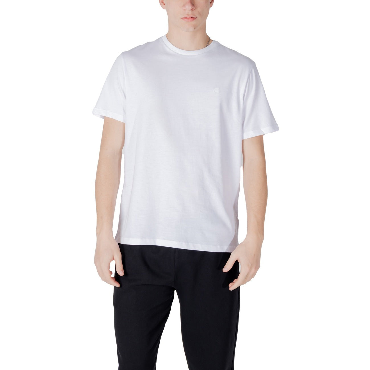 T-shirt Calvin Klein Jeans SS SMOOTH CTTN SOLID uomo bianca maniche corte scollo tondo 100% cotone - vista frontale indossata da modello