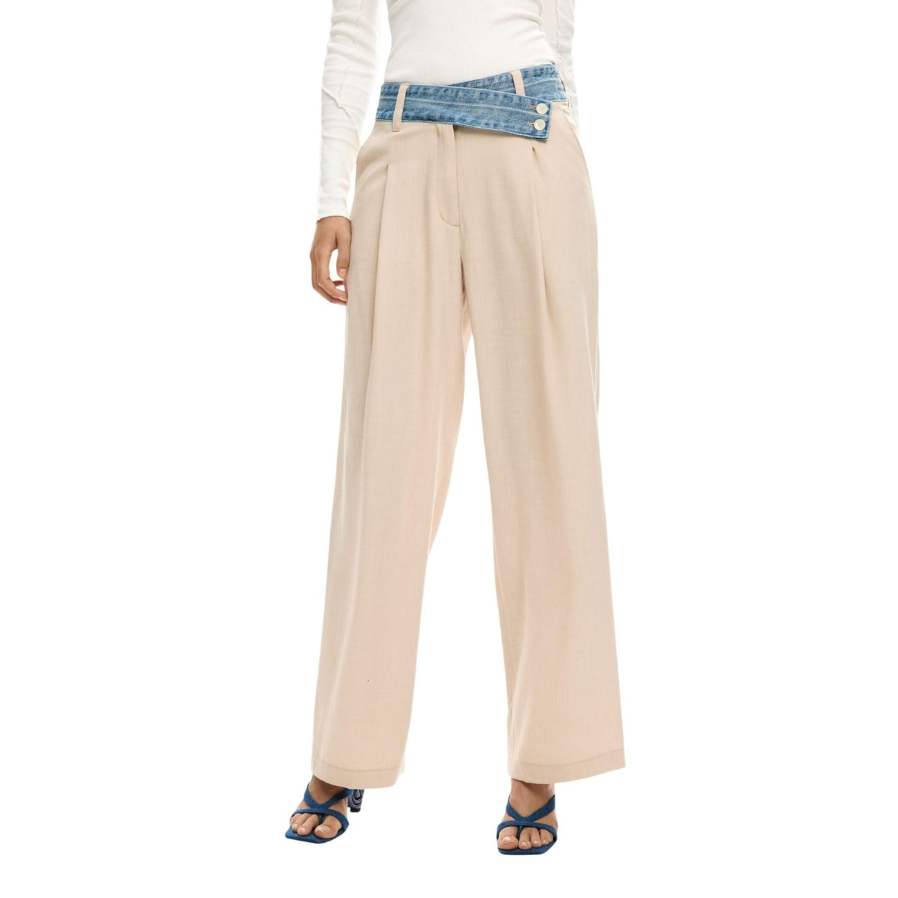 Pantaloni Desigual donna beige con zip e bottone tasche anteriori e posteriori 49% viscosa 46% poliestere 5% elastan - vista frontale indossata da modello figura intera
