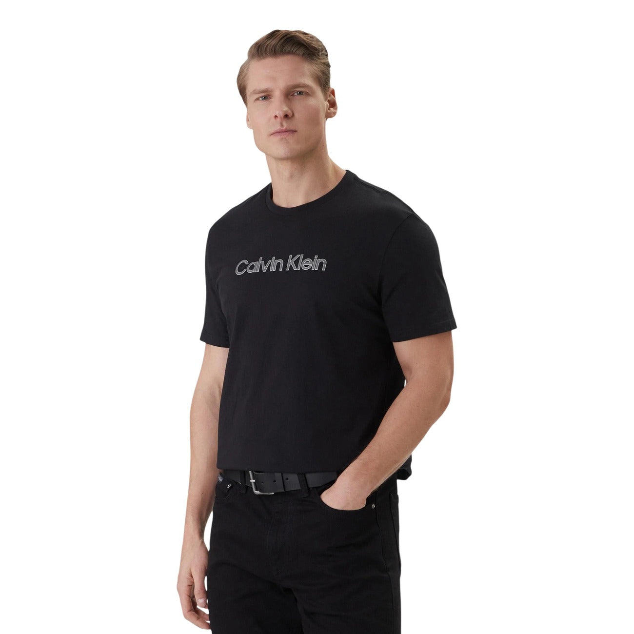 Calvin Klein LV04LF809G, t-shirt nera uomo in puro cotone con logo ricamato; vestibilità regolare, maniche corte e finiture di alta qualità per uno stile casual-chic. Vista frontale 