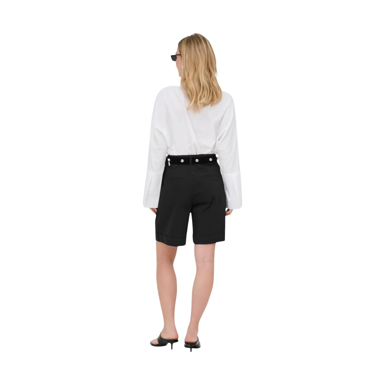 Bermuda Donna Neri Jacqueline de Yong; Pantaloncino sartoriale a vita alta in misto cotone stretch con pinces e risvolto sul fondo. Dotato di tasche laterali, stile casual-elegante per la primavera e l'estate. Posteriore intera 