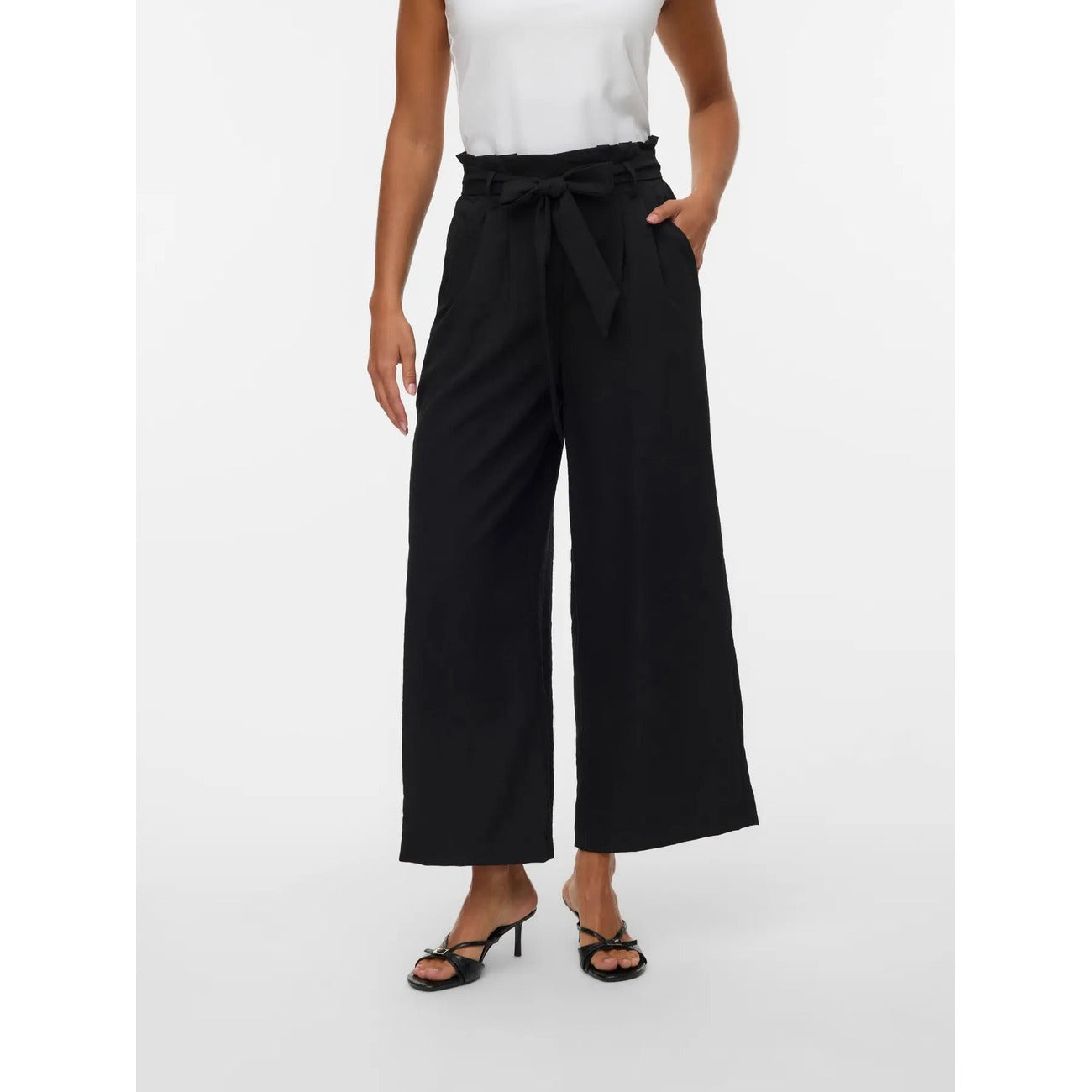 Pantaloni Donna Fantasia Nero Vero Moda Culotte; Taglio wide leg a gamba larga con lunghezza al polpaccio in misto viscosa fluida. Vita alta con cordino regolabile e tasche anteriori, stile casual primavera-estate. Vista Frontale 