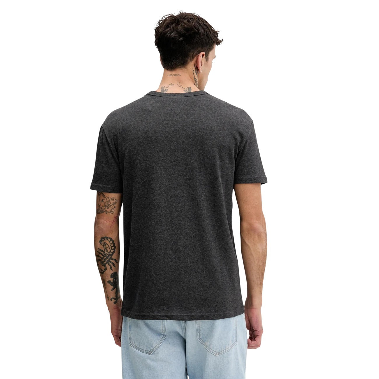 T-shirt Tommy Jeans Tonal; Misto Cotone. Logo distintivo sul petto in tinta, vestibilità regular, tessuto antipiega. T-shirt uomo versatile e resistente per un look urban minimale. Colore grigio scuro Vista posteriore 