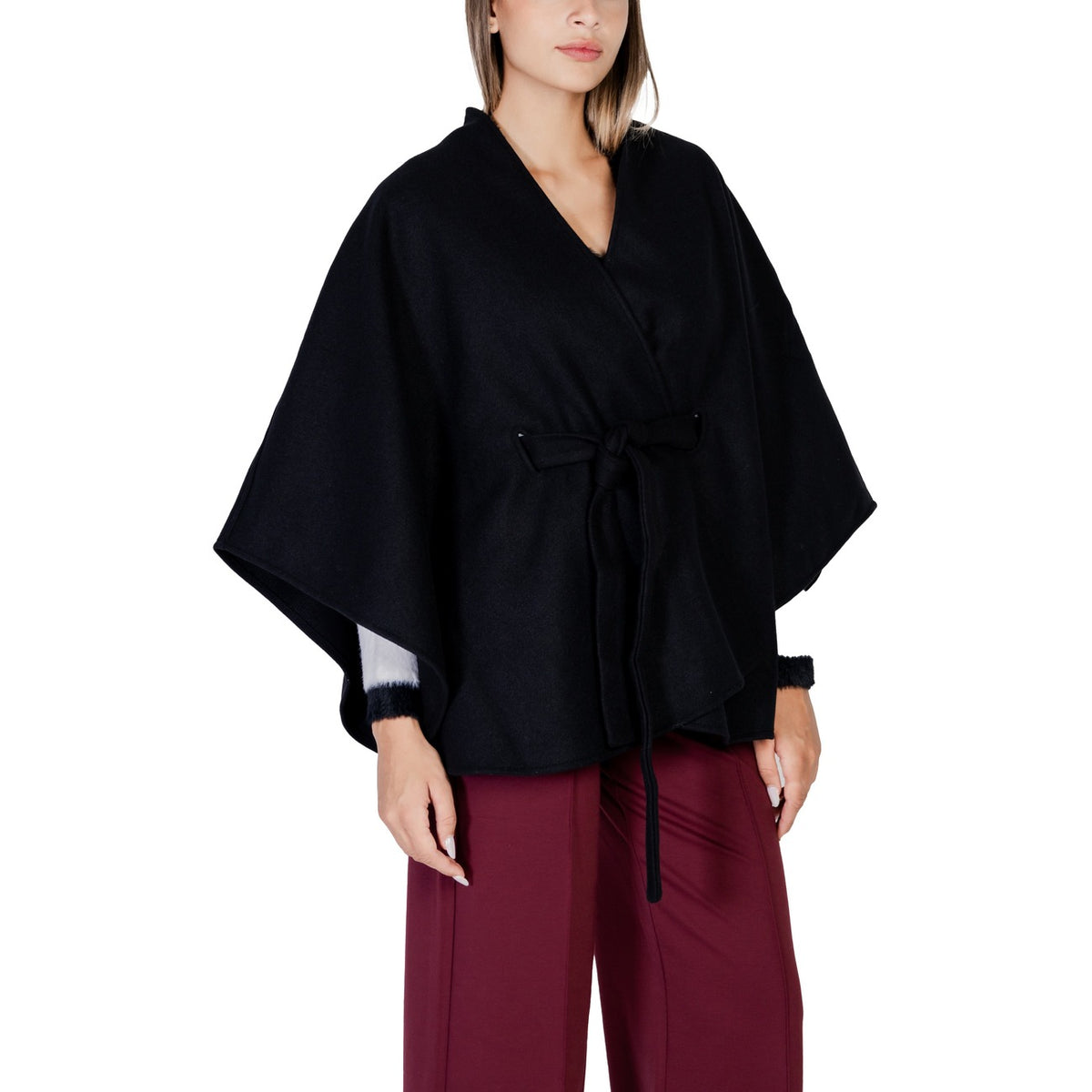 Mantella nera donna Morgan De Toi 242-5BELT. Capospalla nero elegante in misto viscosa con scollo incrociato, maniche corte a tre quarti e cintura in vita.
